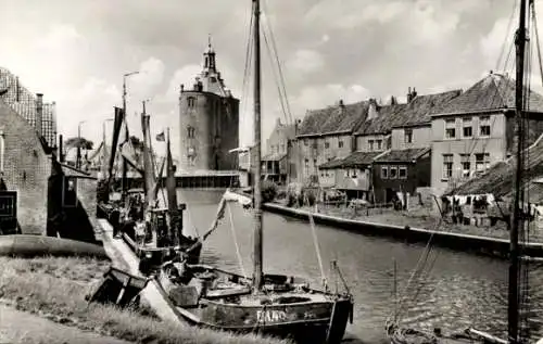 Ak Enkhuizen Nordholland Niederlande, Häuser am Kanal, Boote, alter Stadtturm, dunkle Wolken