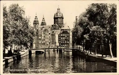 Ak Amsterdam Nordholland Niederlande, Kanalansicht mit historischem Gebäude, Bäume entlang des...