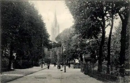 Ak Hilversum Nordholland Niederlande, Blick auf Emmastraat, Kirche im Hintergrund, belebte Str...