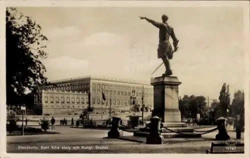 Ak Stockholm Schweden, Karl XII Statue, Königliches Schloss, Stadtansicht, Schwarz-Weiß, Postk...