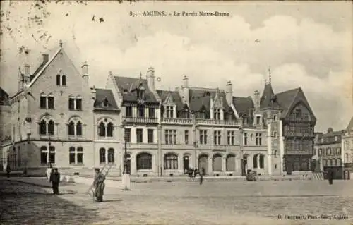 Ak Amiens Somme, Historische Gebäude, Le Parvis Notre-Dame, schwarz-weiß Foto, O. Hacquart