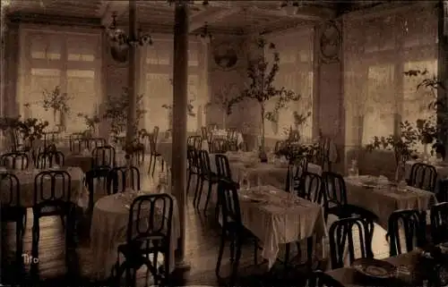 Ak Lourdes Hautes Pyrénées, Innenansicht eines Restaurants, stilvolle Tischdekoration, große F...