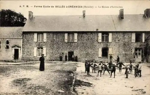 Ak Creances Manche , Ferme Ecole de BELLÉE, Kinder spielen, Lehrer in schwarzer Robe