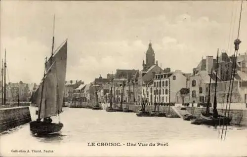 Ak Le Croisic Loire Atlantique, Aussicht auf den Hafen, Segelboot, Häuserzeile, Kirchengebäude