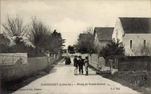 Ak Pornichet Loire Atlantique, Route de Bonne-Source, Straßenansicht, Häuser, Bäume, Menschen
