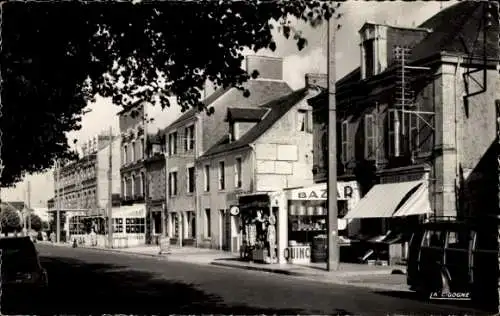 Ak Pornichet Loire Atlantique, Straße mit Geschäften, Häusern, Oldtimer-Auto, Tageslicht