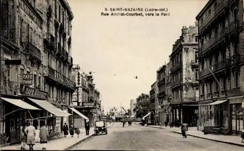 CPA Saint-Nazaire Loire Atlantique, Rue Amiral-Courbet, vers le Port