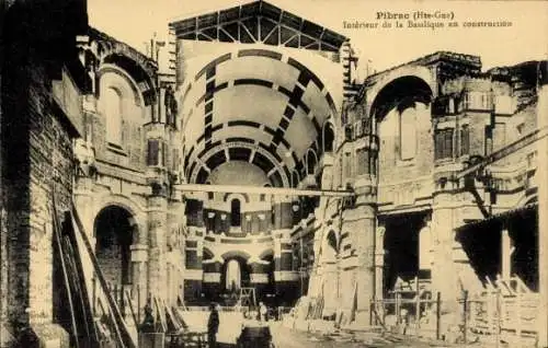 Ak Pibrac Haute Garonne, Innenansicht der Basilika im Bau, Baugerüste,  Architektur