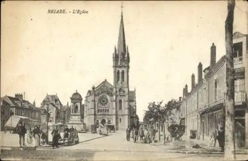 Ak Briare Loiret, Kirche,  Gebäude, Straße, Menschen, Kutschen