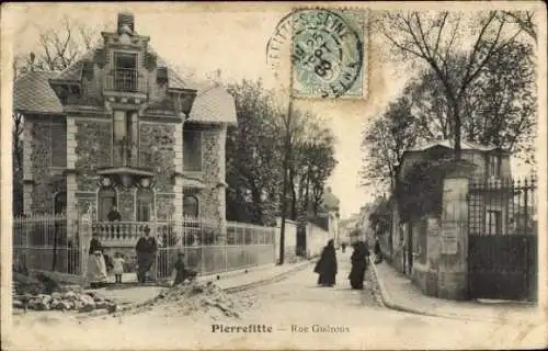Ak Pierrefitte Seine Saint Denis, Foto eines Hauses, Straße, Bäume, zwei Frauen mit schwarzer Kle
