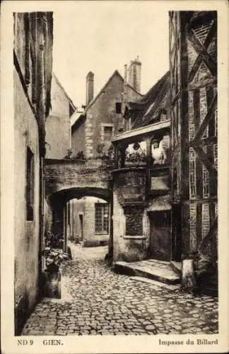 Ak Gien Loiret, Engpass mit Steinpflaster, alte Gebäude, Aussicht auf Balkone