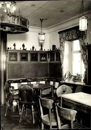 Ak Berlin Charlottenburg, Gemütlicher Gastraum, Holzinterieur, Stühle, Tische, Dekoration