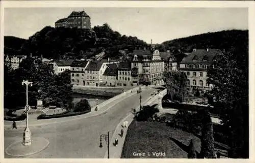 Ak Greiz im Vogtland Thüringen, Stadtansicht von  s Gebäude auf Hügel, Brücke, Bäume, Straßen