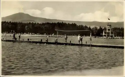 Ak Großschönau in der Oberlausitz Sachsen, Schwimmer, Holzsteg, Freibad, Berge, Sonnenschein, Men