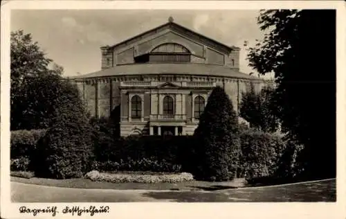 Ak Bayreuth in Oberfranken, Festspielhaus, von Bäumen umgeben, klare Sicht auf die Architektur