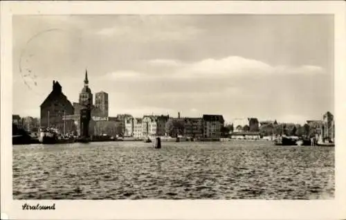 Ak Stralsund in Vorpommern, Historische Stadtansicht, Wasserfront, Gebäude, Kirchturm