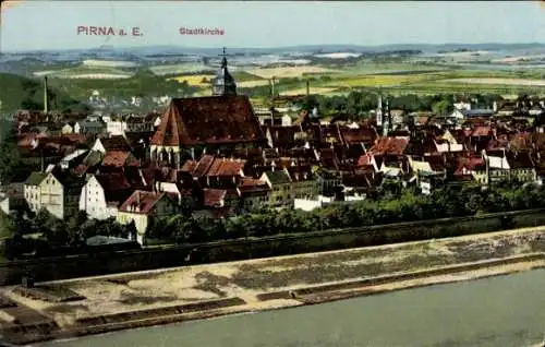 Ak Pirna an der Elbe, Stadtkirche, Stadtansicht, Fluss, grüne Landschaft