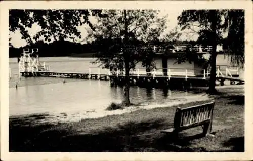 Ak Königs Wusterhausen in Brandenburg, Strandbad, Holzsteg, Ruhebank, Wasser, Bäume, Schwimmsteg
