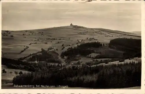 Ak Neuhausen im Erzgebirge, Schwartenberg, hügelige Landschaft, Bäume, Wiesen, Gebäude im Tal