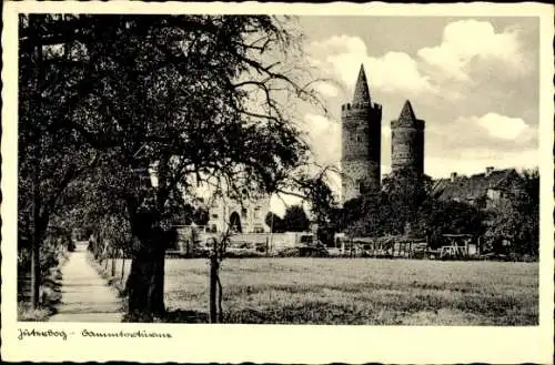 Ak Jüterbog in Brandenburg, Blick auf Stadt mit zwei Türmen, Bäume und Weg, Himmel mit Wolken