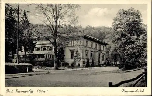 Ak Bad Freienwalde an der Oder, Brunnenhotel, schöne Architektur, Baumreihe, ruhige Straße