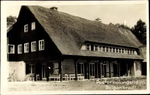 Ak Dolgenbrodt in der Mark, Posterholungsheim, großes Gebäude mit Reetdach, Gartenstühle und Tisc