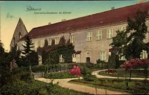 Ak Zehdenick in der Mark,  Conventualinenhaus im Kloster, Gartenanlage, alte Architektur