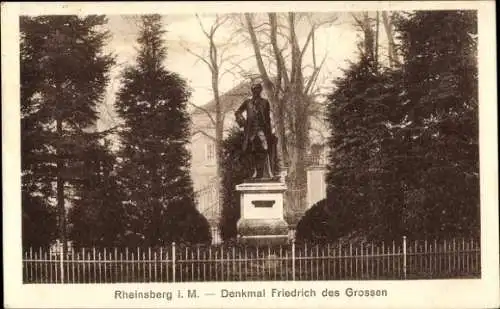 Ak Rheinsberg in der Mark, Denkmal Friedrich des Großen, Statue, Parkanlage, umgeben von Bäumen