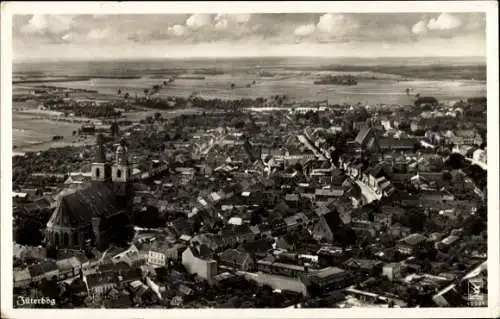 Ak Jüterbog in Brandenburg, Stadtansicht, Kirche im Vordergrund, ländliche Umgebung
