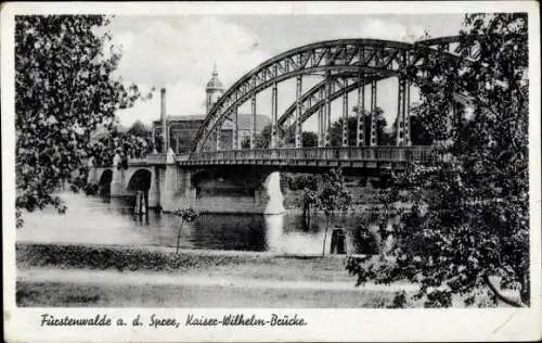 Ak Fürstenwalde an der Spree, Kaiser-Wilhelm-Brücke, Fluss, Bäume,  Architektur