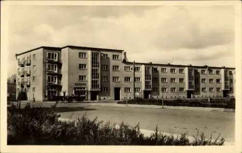 Ak Rathenow im Havelland, Mehrstöckige Bauwerke, graue Fassade, Wolken am Himmel