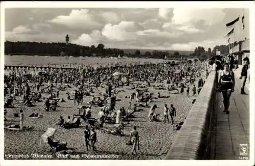Ak Berlin Zehlendorf Wannsee, Strandbad,  Blick nach Schwanenwerder, Badegäste