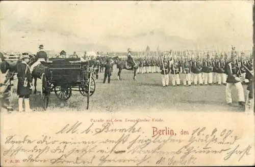Ak Berlin Tempelhof,  Parade auf Tempelhofer Felde, Soldaten, Kutsche