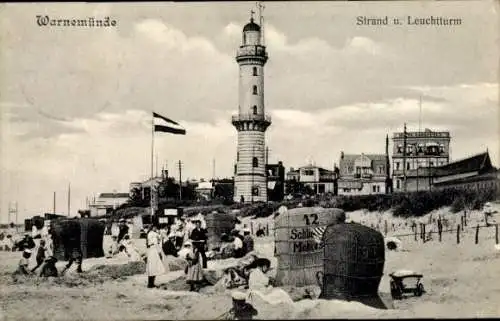 Ak Ostseebad Warnemünde Rostock, Leuchtturm, Strand, mehrere Personen,  Atmosphäre, Segel und Fla