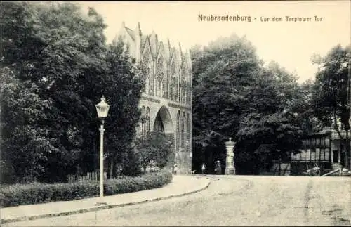 Ak Neubrandenburg in Mecklenburg,  Vor dem Treptower Tor, gotische Architektur, Laterne