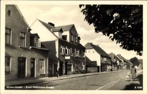 Ak Mirow in Mecklenburg, Ernst-Thälmann-Straße,  Architektur, Bürgersteig, zwei Passanten