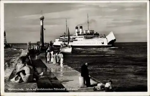 Ak Ostseebad Warnemünde Rostock, Fährschiff Schwerin, Menschen auf der Mole, Meer, Wellen