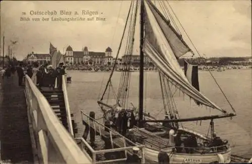 Ak Seebad Binz auf Rügen, Ostseebad Binz a. Rügen, Blick von der Landungsbrücke auf  Segelboot