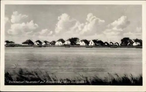 Ak Neuendorf auf der Insel Hiddensee, Ostseebad Neuendorf, Blick vom Bodden, Häuser unter Wolken