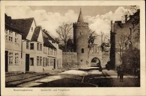 Ak Neubrandenburg in Mecklenburg, Darren-Str., Fangelturm,  Stadtarchitektur, Gebäude im Vordergr