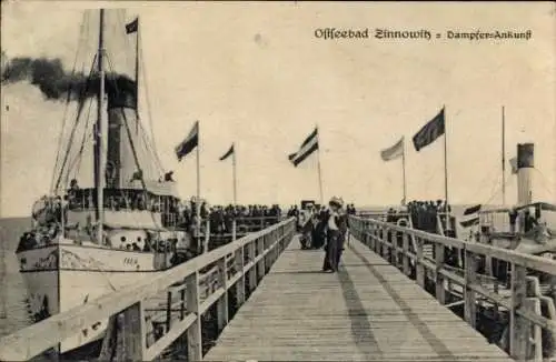 Ak Ostseebad Zinnowitz auf Usedom, Historisches Dampferfoto, Ankunft, Menschen auf der Seebrücke,