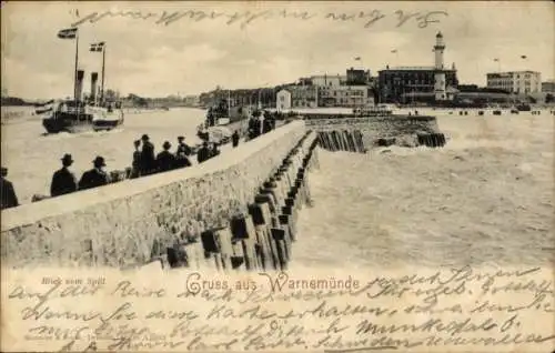 Ak Ostseebad Warnemünde Rostock, Blick vom Spill, Hafenansicht, Menschen am Pier, Dampfer im Hafe