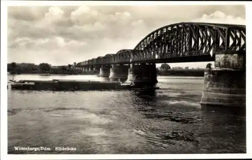 Ak Wittenberge an der Elbe Prignitz, Alte Stahlbrücke über den Fluss, Schiff am Ufer, Wolkenhimme