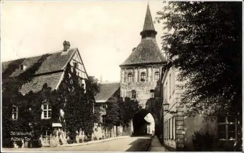 Ak Stralsund in Vorpommern, Küter Tor, alte Häuser, Straße, r Stil