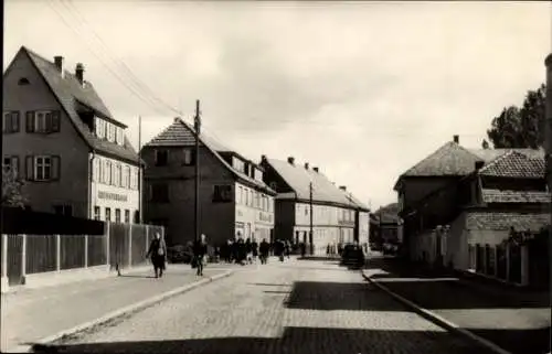 Ak Gräfenroda in Thüringen, Stadtansicht, Karl-Marx-Straße, Lindenplatz,  Gebäude, Fußgänger