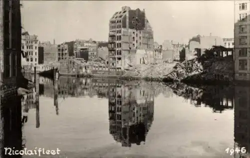 Ak Hamburg Mitte Altstadt, Niedergerissene Gebäude, Wasseroberfläche, graue Töne, Jahr 1946