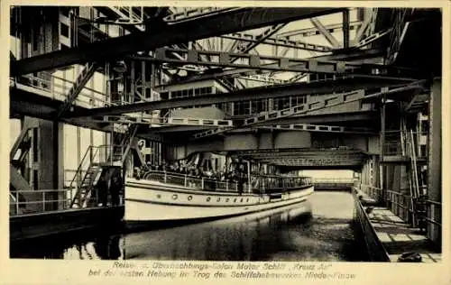 Ak Niederfinow in Brandenburg, Schiffshebewerk, Trog, Salon-Motor-Schiff Kreuz As, Passagiere
