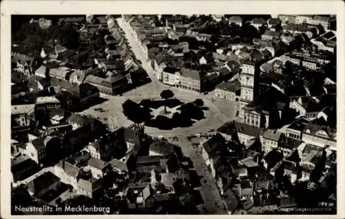 Ak Strelitz Alt Neustrelitz in Mecklenburg, Luftaufnahme, Stadtplatz,  Gebäude, Zentrum Neustreli