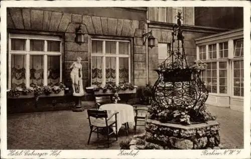 Ak Berlin Zehlendorf Wannsee, Hotel Coburger Hof, Kienhof, Innenhof, statue, Blumen, Stühle