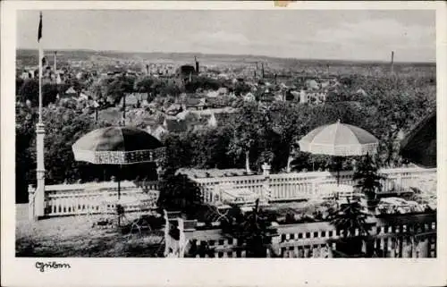 Ak Guben Brandenburg, Terrasse, Sonnenschirme, Totale über den Ort